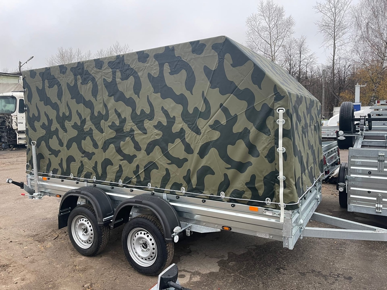 Прицеп МЗСА 817732.012 с КАМУФЛЯЖНЫМ тентом
