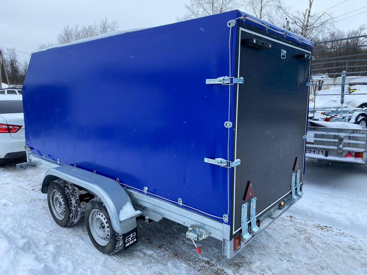 Прицеп двухосный для перевозки техники с трапом и синим ЕВРО тентом 