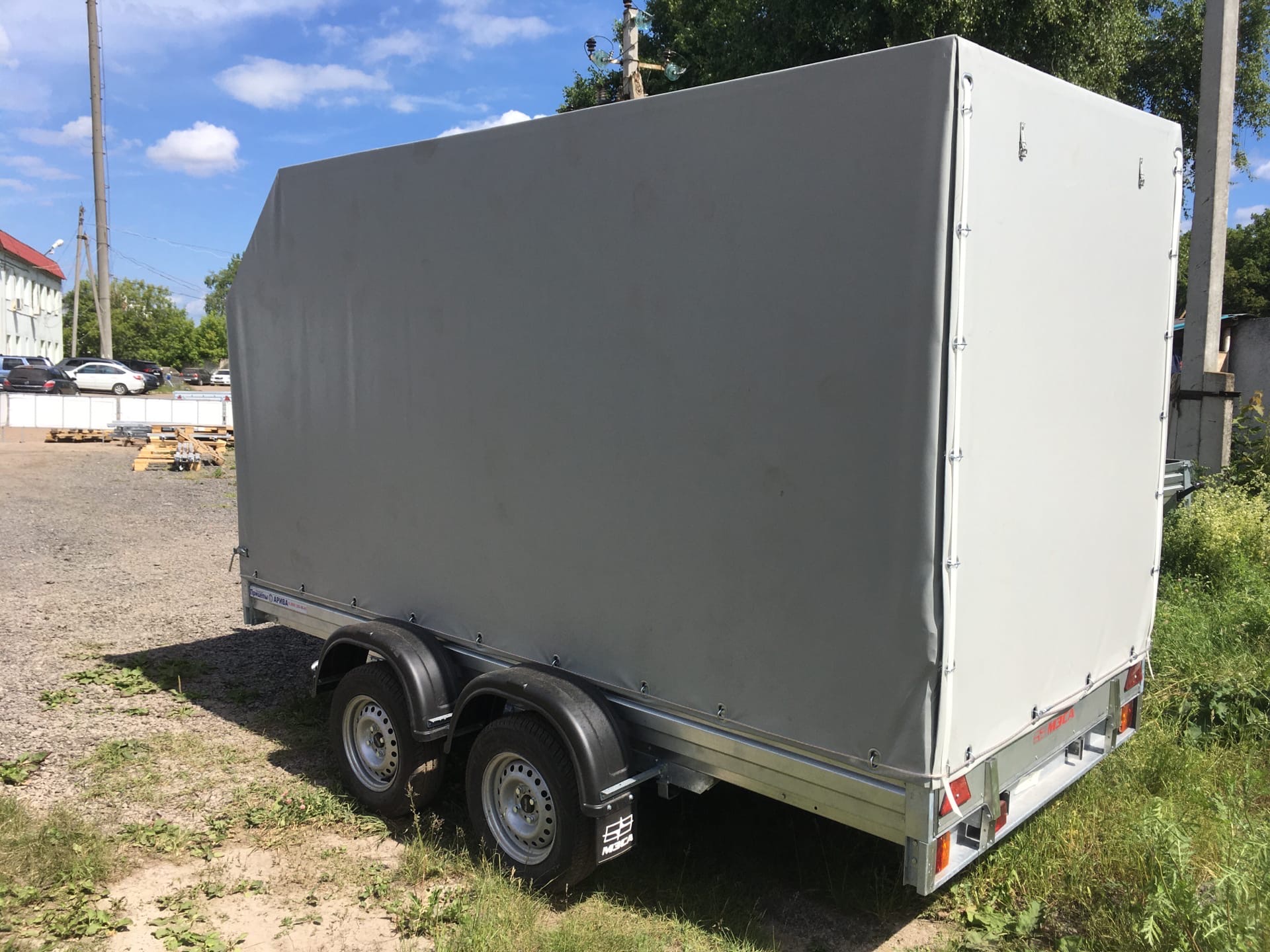 Двухосный прицеп МЗСА 817732.012 с заводским трапом и ЕВРО тентом