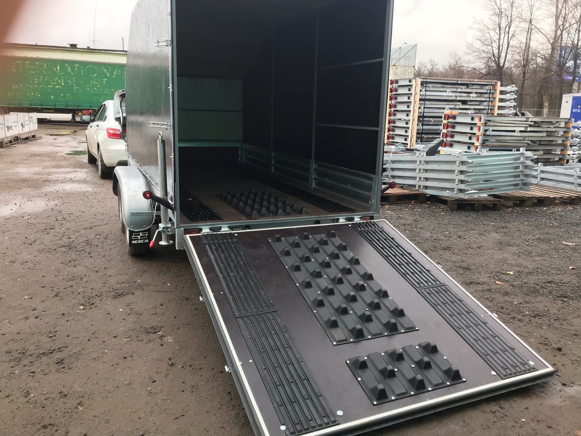 Двухосный прицеп с трапом для снегохода