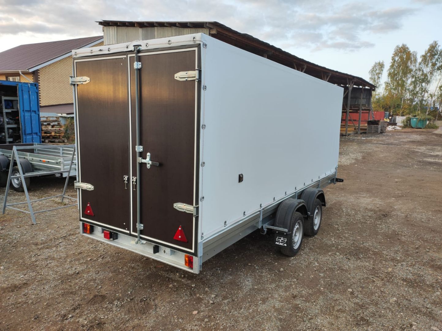 Прицеп двухосный МЗСА 817735.022 с распашными воротами. ЕВРО тент белого цвета, сварной каркас.