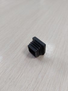Заглушка квадратная 20x20 внутренняя практичная с ребрами, черная