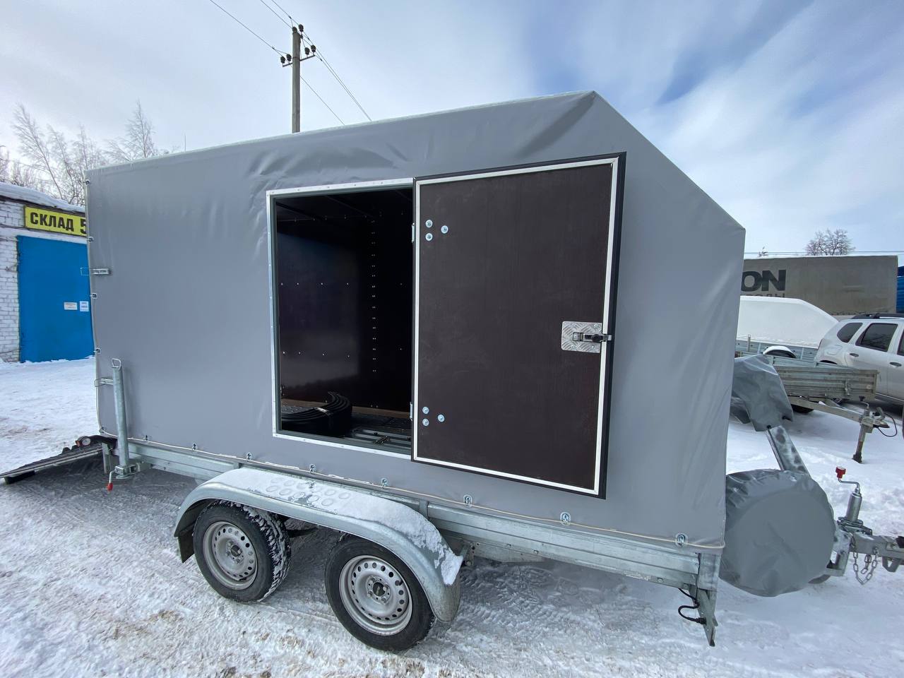 Прицеп двухосный с трапом и боковой дверью. ЕВРО тент серого цвета