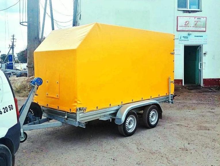 Прицеп двухосный МЗСА 817732.022 с откидным трапом и боковой дверью. ЕВРО тент жёлтого цвета, каркас обшит фанерой.