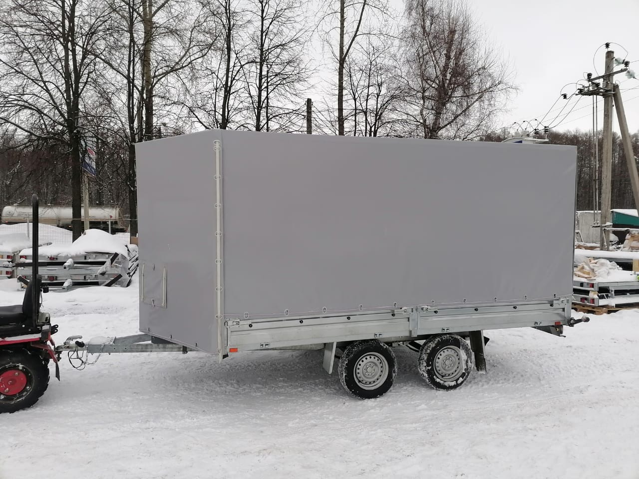 Двухосный прицеп МЗСА 817739.001 с ЕВРО тентом "Премиум" серого цвета и сварным каркасом с носом прицепа в форме клина, высотой  H=1800 мм