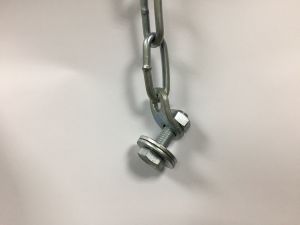 Болт М10х35 с гайкой и шайбами для страховочной цепи (для соединения цепи с фаркопом)