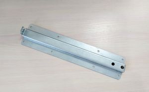 Кронштейн для установки крышки 351515.001 (на алюминиевые борта H 290мм, соединяет амортизатор, борт и пол прицепа)