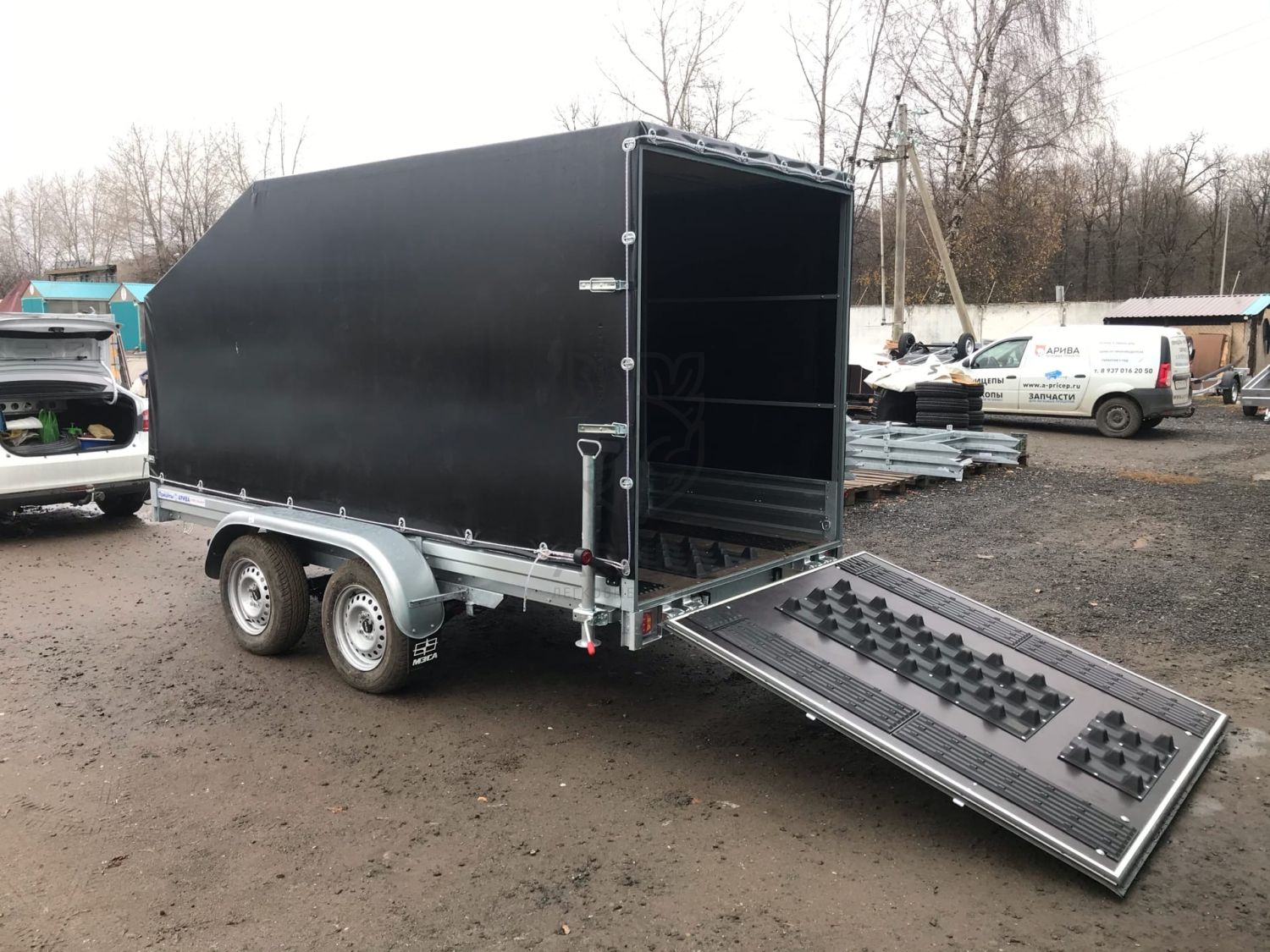 Двухосный прицеп с трапом для снегохода