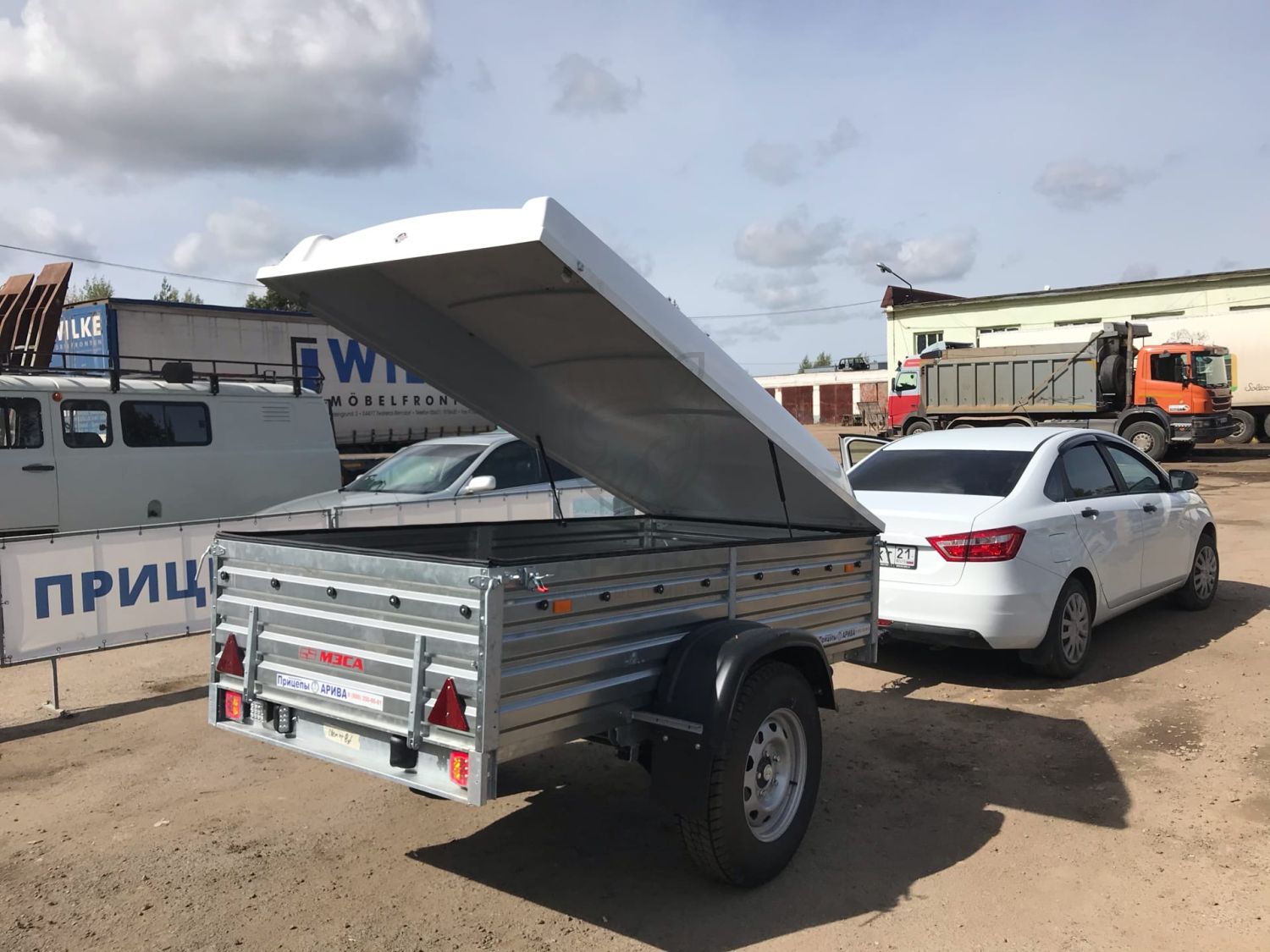 Прицеп для легкового автомобиля с пластиковой крышкой МЗСА 817701.016