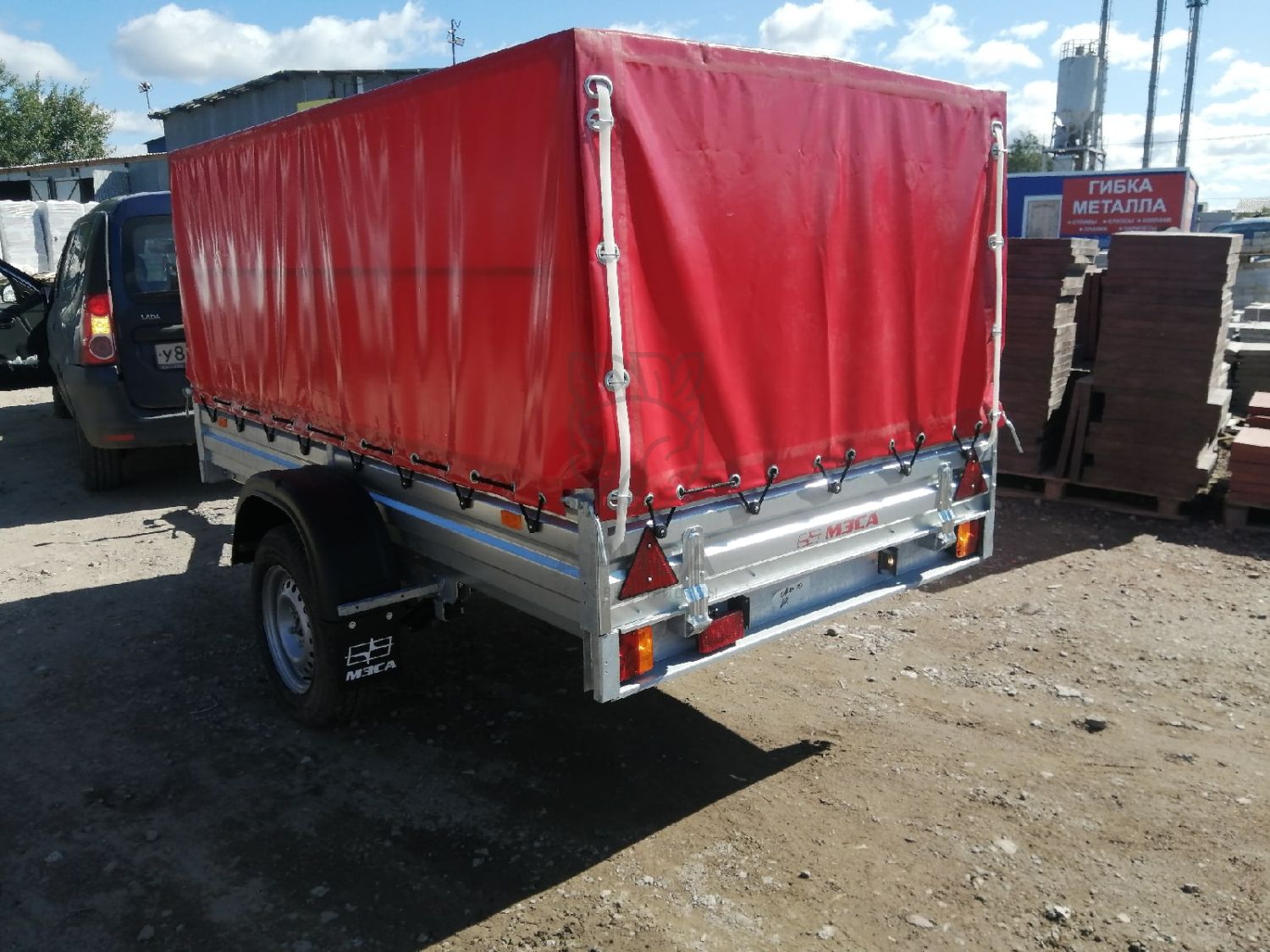 Прицеп МЗСА 817704.012 с красным тентом