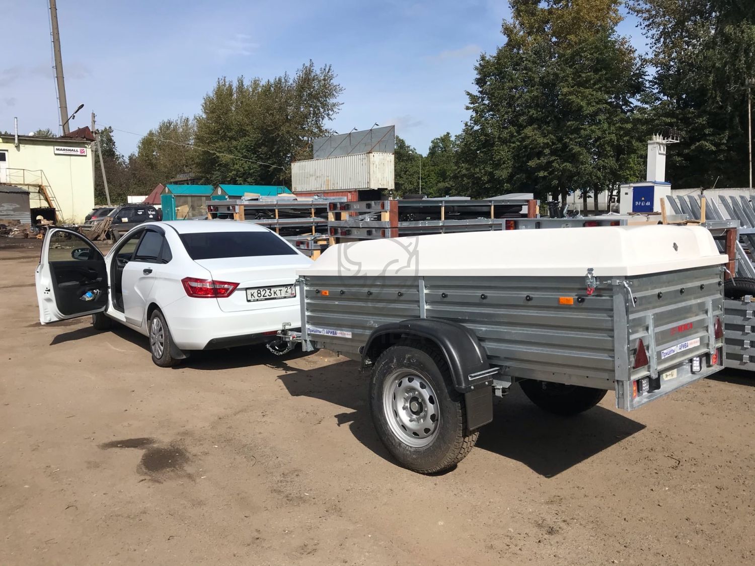 Прицеп для легкового автомобиля с пластиковой крышкой МЗСА 817701.016