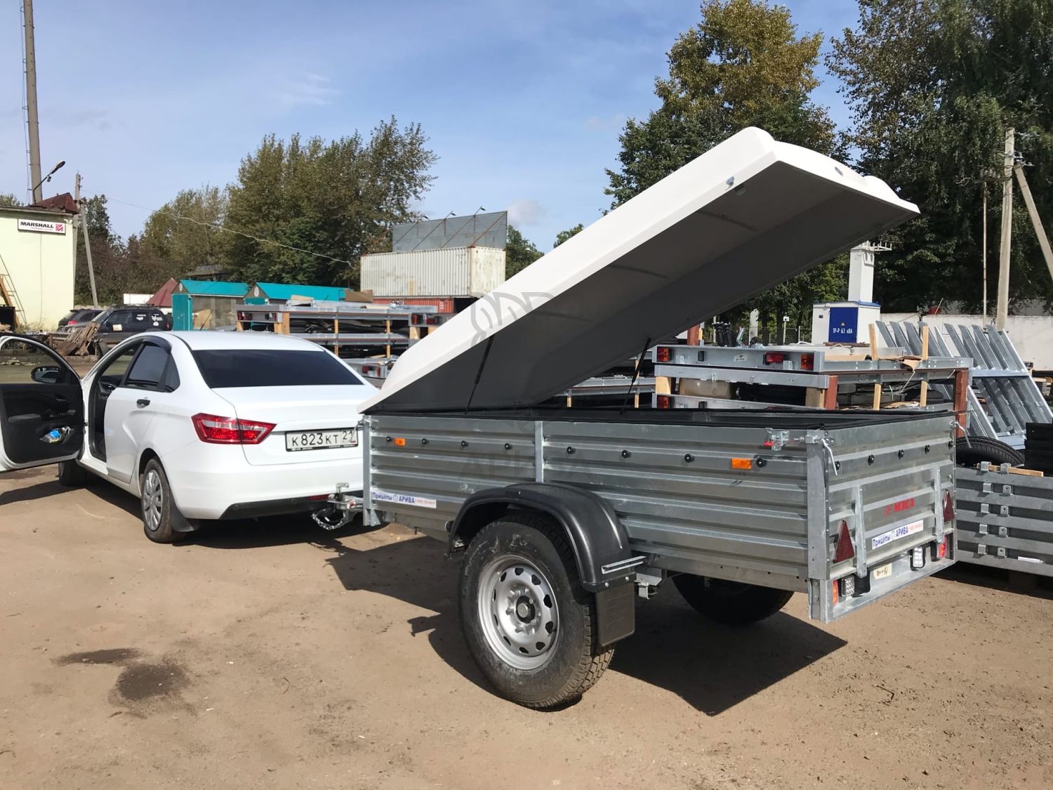 Прицеп для легкового автомобиля с пластиковой крышкой МЗСА 817701.016