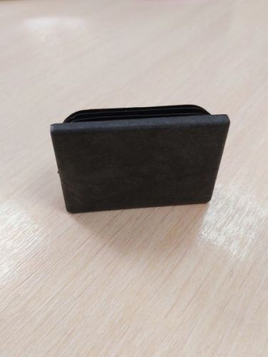 Заглушка прямоугольная 40x60 практичная с ребрами, черная, Модель ILR, стенка 1-3 мм