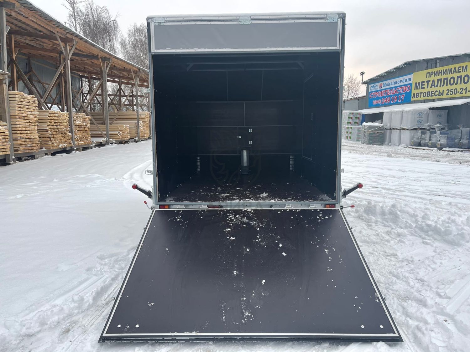 Прицеп МЗСА 817736.012 с трапом и боковой дверью