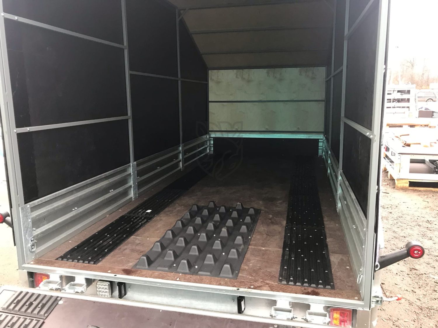 Двухосный прицеп с трапом для снегохода