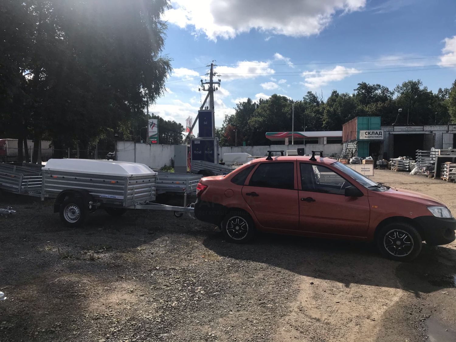 Легковой прицеп МЗСА 817710.014 с пластиковой крышкой и Лада Гранта