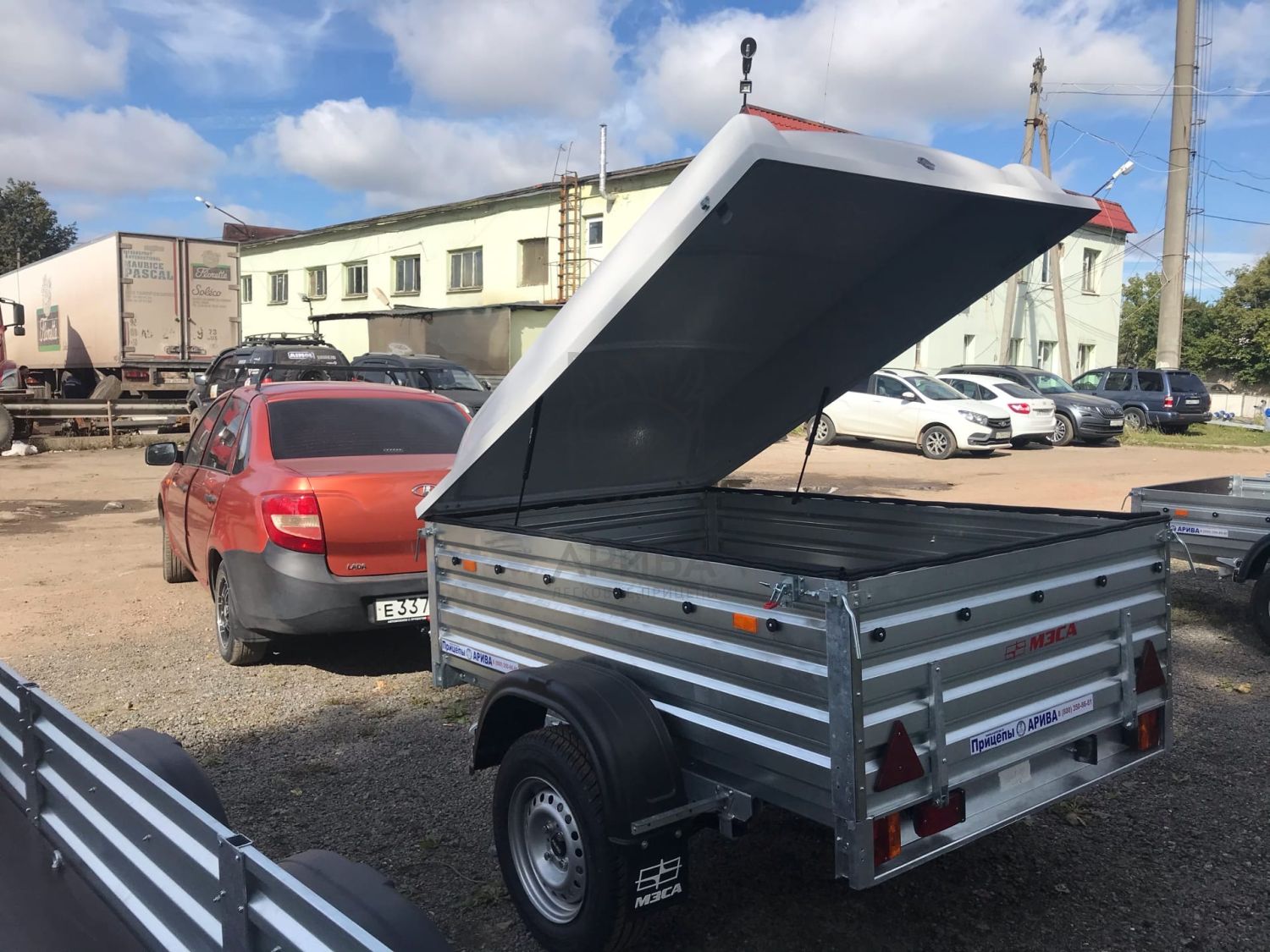 Легковой прицеп МЗСА 817710.014 с пластиковой крышкой и Лада Гранта