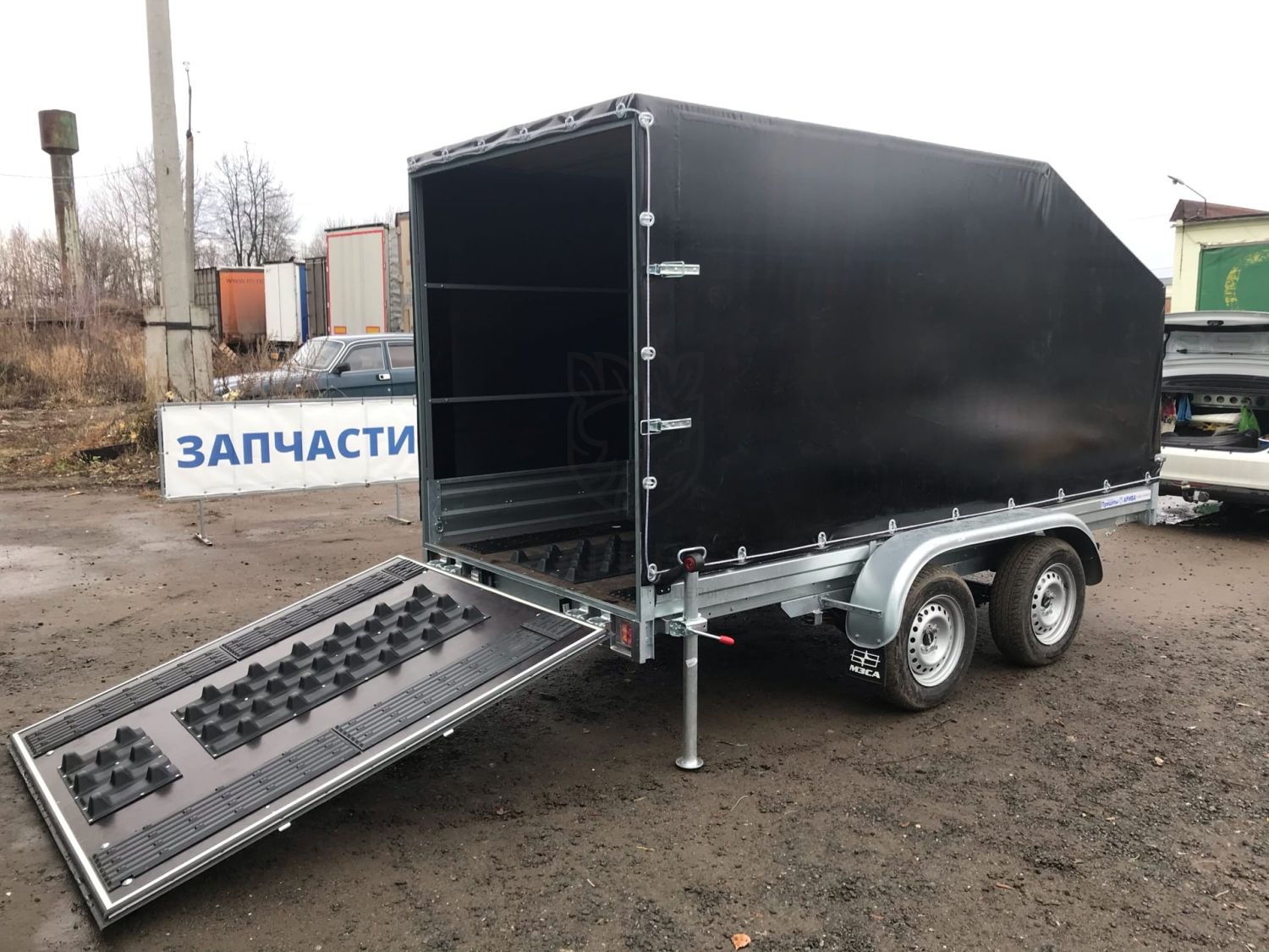 Двухосный прицеп с трапом для снегохода