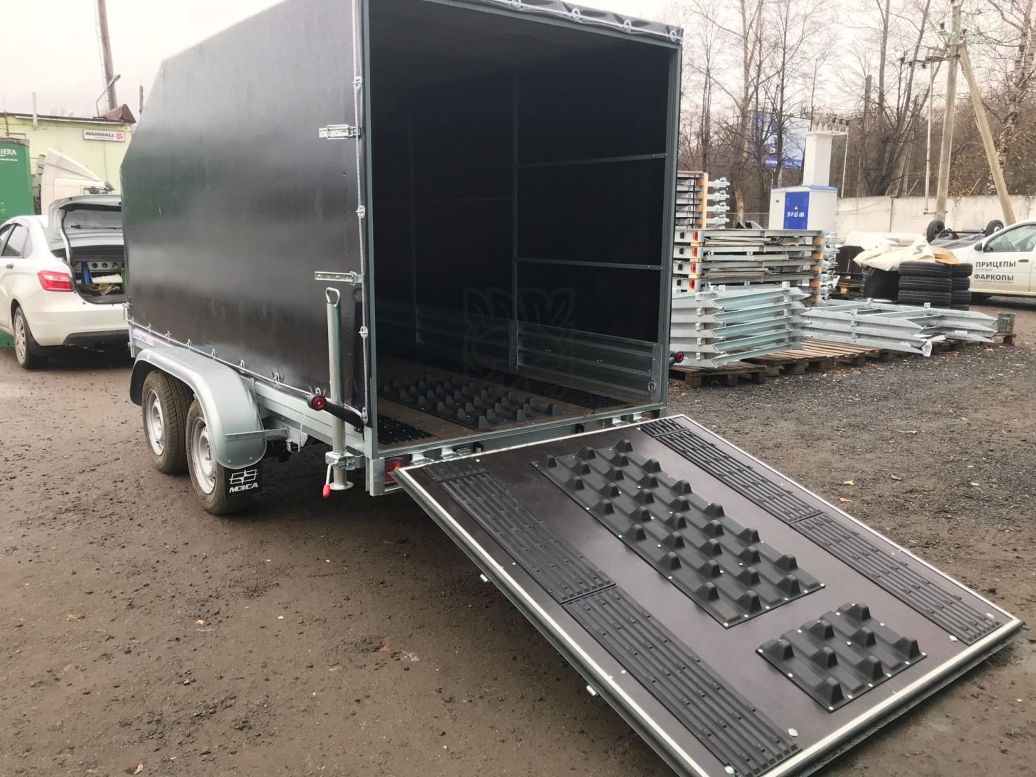 Двухосный прицеп с трапом для снегохода