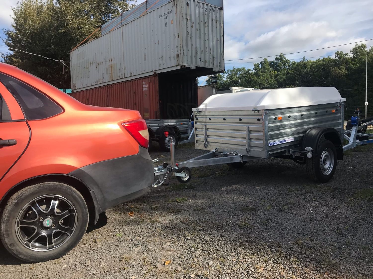 Легковой прицеп МЗСА 817710.014 с пластиковой крышкой и Лада Гранта