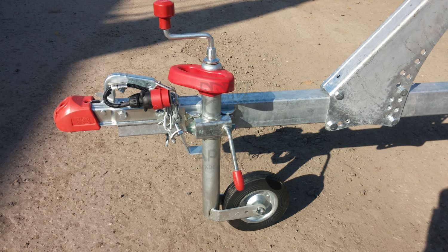 Замена сцепных головок и замковых устройств легковых прицепов