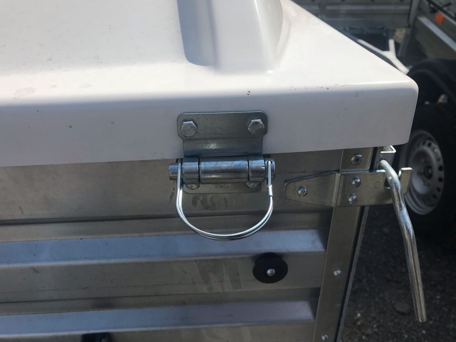 Прицеп МЗСА 817701.012 с надставными бортами и с пластиковой крышкой