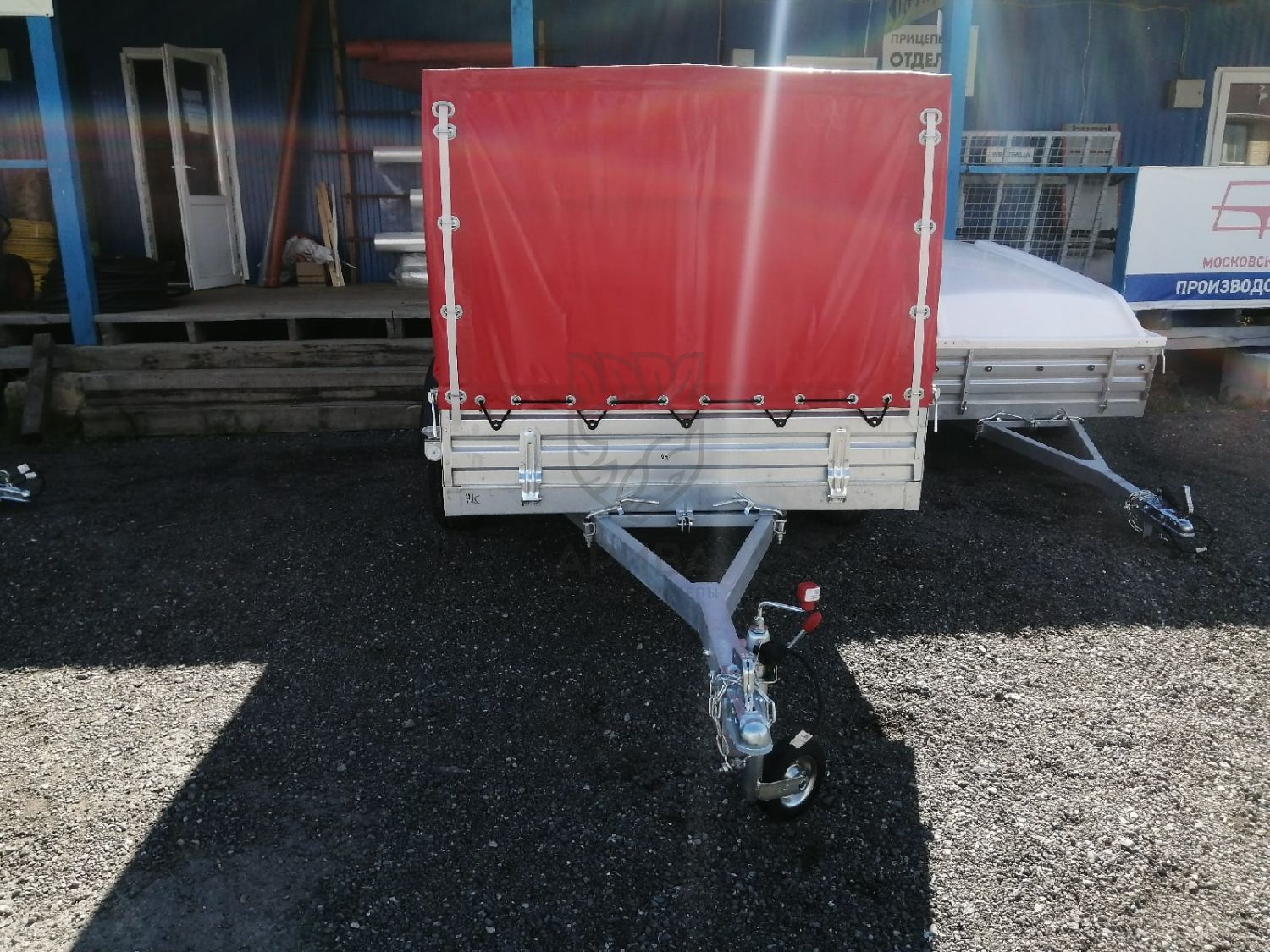Прицеп МЗСА 817704.012 с красным тентом